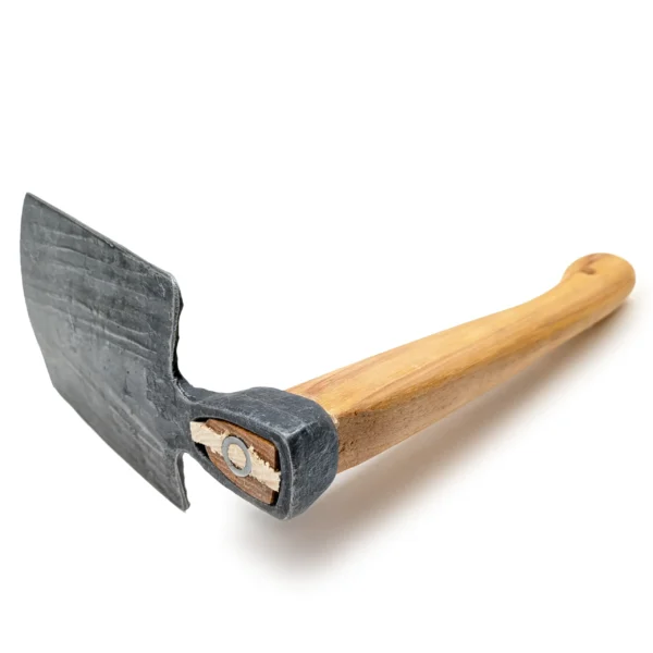 Enxada manual de madeira curvada forjada com martelo, modelo para canteiros n.º 1538, com cabo em madeira de nogueira-americana de 35 cm